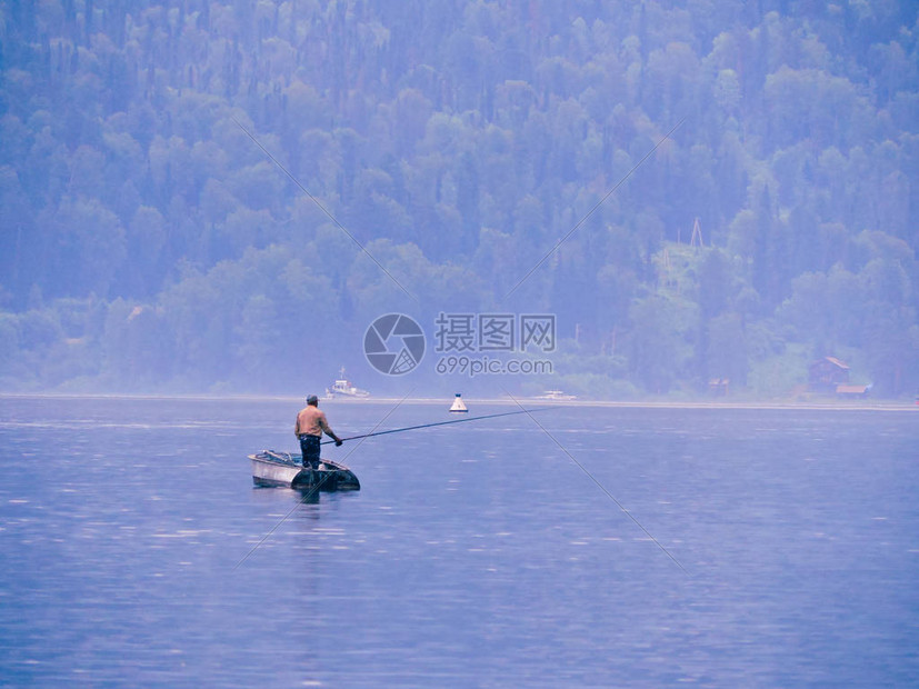 渔夫在船上的剪影渔夫在河上钓鱼顶视图夏天夏季自然河流景观河草夏天视图寂静的蓝色水森林覆图片