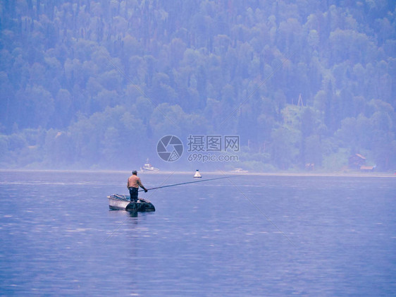 渔夫在船上的剪影渔夫在河上钓鱼顶视图夏天夏季自然河流景观河草夏天视图寂静的蓝色水森林覆图片