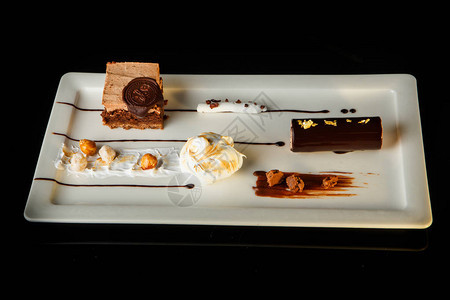 最上面是美味巧克力和白奶油甜点的风景图片