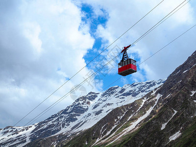 在山的背景的红色缆车老红色缆车在山厄图片