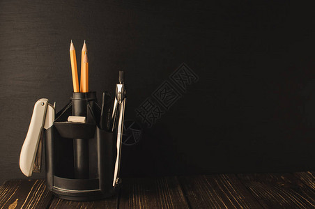 代表钢笔和铅笔橡皮擦文具刀指南针教育概念复制空间质朴图片