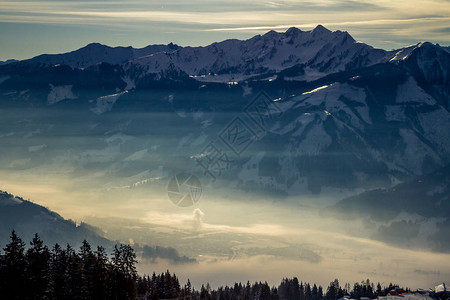 奥地利山区的晨雾图片