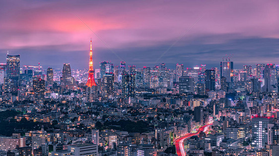东京塔和城市天际的美丽景象雨后云彩飞图片
