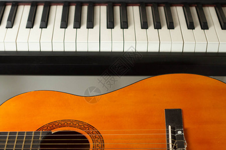 电子钢琴键盘和吉他乐器图片