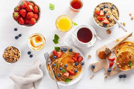 早餐煎饼配蓝莓草蜂蜜和藜麦图片