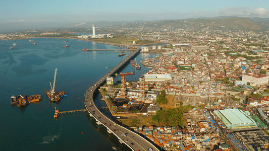 宿务市顶楼港口和货轮以及海上附近有汽车的高速公路图片素材