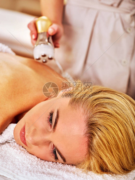 美容院的妇女接受电动疗法刺激身体治疗图片