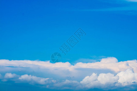 蓝色天空下阴云背景下的图片