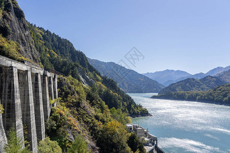 富山的库罗贝湖大坝全景日落时河中的大图片