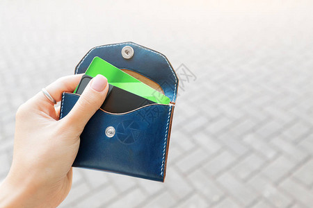 手拿塑料银行卡的皮革钱包非现金个人理财和电图片