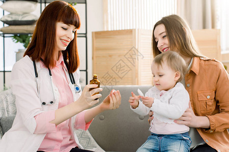 小儿科医生给婴儿病人注射勺子剂量的药物图片