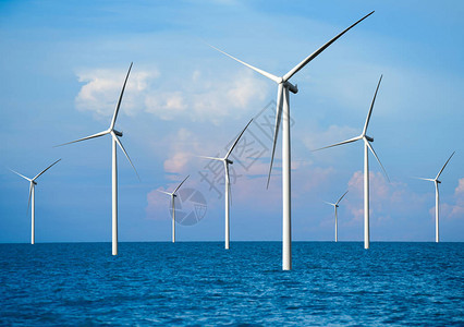 风力发电机在美丽的自然景观中生产可再生绿色能源是对环境友好的产业可持续发图片