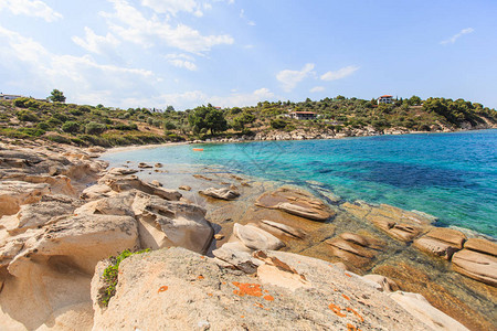 在希腊SithoniaHalkidiki海岸有清澈海水的美丽图片