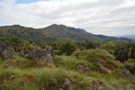 美妙的地质遗址和矿物在提取铁的卡巴塞诺老矿自然公园2013年8月25日图片