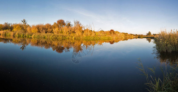 秋季罗斯河风貌图片