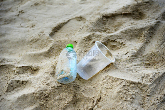 海中垃圾用塑料瓶塑料杯在岛上沙滩质脏海洋垃圾污图片