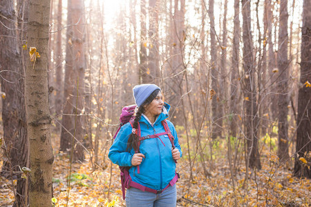 冒险旅行旅游远足和人的概念微笑的旅游女人背着包在秋天的自图片