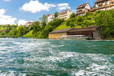 绿松石的莱茵河景色很美在瑞士的源头就在欧洲最大的瀑布后方这块图片