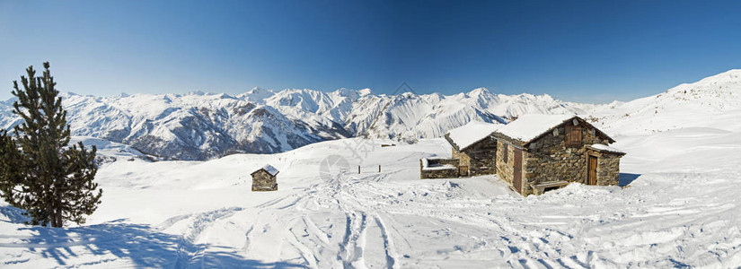 高山滑雪胜地的雪山全景在偏远的斜坡图片