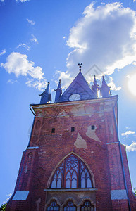 红砖老城堡的钟楼反对蓝天图片