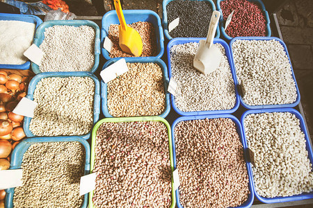 干豆的分类当地农民市场上的图片