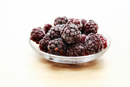 含大量冷冻黑莓水果的肠图片