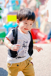 可爱的小亚裔男孩在户外游图片
