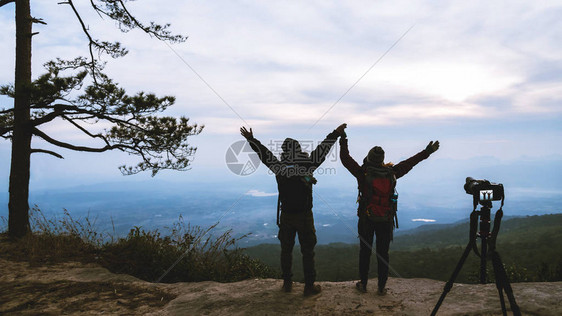 摄影师情人女和男人亚洲旅行在假期放松早上拍摄山景氛围在冬天旅行放松山图片