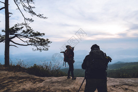 摄影师情人女和男人亚洲旅行在假期放松早上拍摄山景氛围在冬天在泰国旅行放松山图片