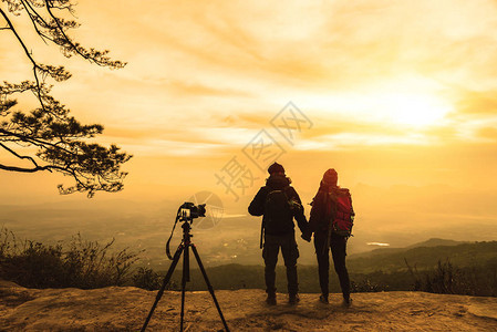 摄影师情人女和男人亚洲旅行在假期放松早上拍摄山景氛围在冬天在泰国旅行放松山图片