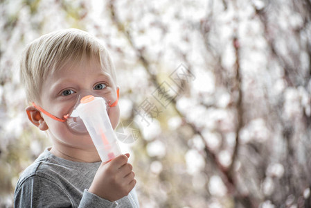 Blond男孩呼吸面具吸入器图片