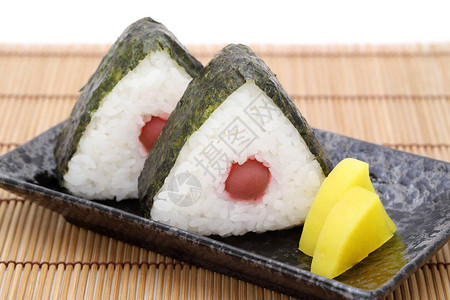 Onigiri日本食品日本大米球与Noi和Umibosh图片
