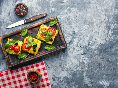 番茄和奶酪蛋白意大利菜图片