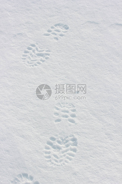 脚踩在雪地上图片