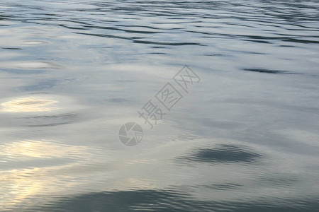 波涛汹涌的大海和晴朗的天空平静的海洋水面图片