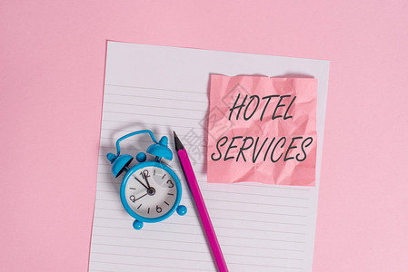 显示酒店服务的书写笔记设施和住宿设施的商业概念条纹纸笔记铅笔复古图片