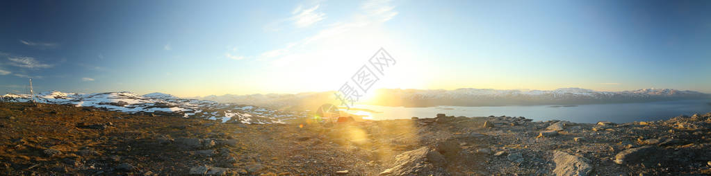 从瑞典北部的努尔雅峰可以看到午夜太图片