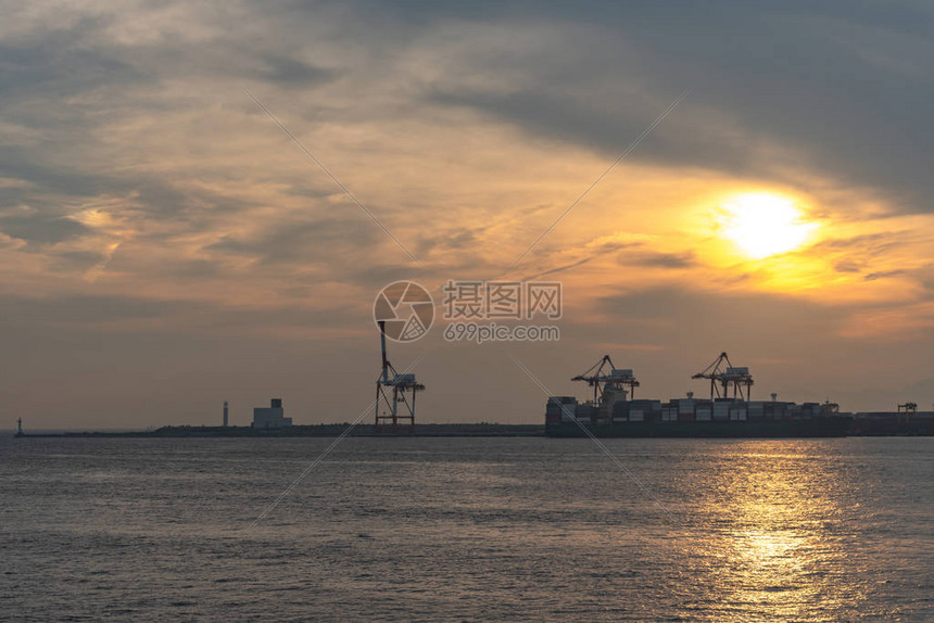 大阪湾与Yumeshima岛在夏季日落时的背景之下图片