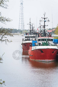 在河码头的两艘红渔船图片
