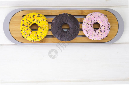 甜可口的甜圈配上五颜六色的糖衣图片