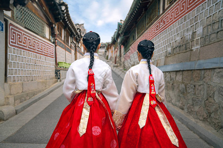 穿着韩服或韩国的韩国女士在韩国首尔市首尔的一座古镇和背景图片