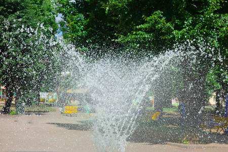 公园或花园中喷泉的喷水和飞溅夏日的喷水和滴图片