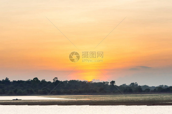 在湖的日落美丽的夕阳在云层上方的湖景背之上日落时有云图片