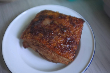 东方烤猪肚或脆皮猪肉泰国菜图片