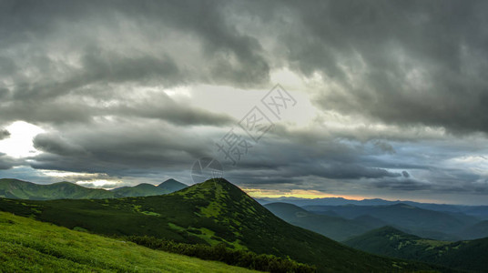 夏季喀尔巴阡山脉阴天图片