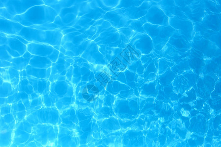 游泳池中的蓝色水波纹水细节背景图片