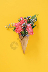 黄色背景彩色花束的平躺冰淇淋图片