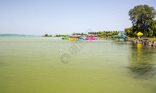 夏天在小镇湖边图片