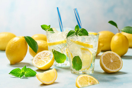 淡背景的柠檬和鲜柠檬薄荷杯冷清凉的柠檬水用于夏背景图片