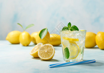 一杯草莓汁淡背景的柠檬和鲜柠檬薄荷杯冷清凉的柠檬水用于夏背景